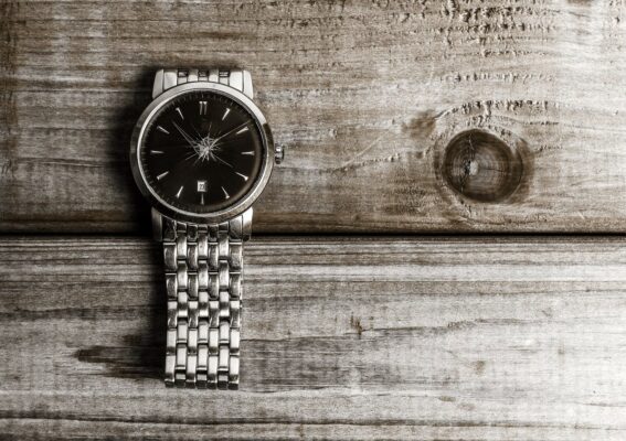 手錶鏡面刮傷怎麼辦？942專業鏡面更換讓愛錶煥然一新